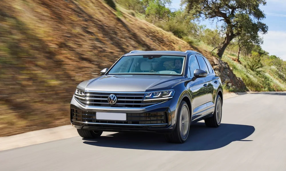 Фото Volkswagen Touareg (2024) — вид спереди, фото 5. Оптика, решётка и бампер — первое впечатление о модели. Рисунок ходовых огней — подпись модели, по нему её узнают в потоке Volkswagen Touareg (2024) — вид спереди, фото 5