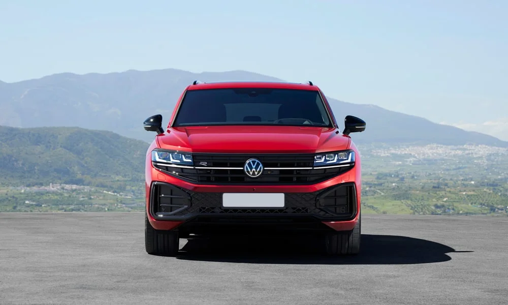Фото Volkswagen Touareg (2024) — вид спереди, фото 6. Анфас: пропорции капота, посадка кузова и графика ходовых огней. Дневные ходовые огни включаются автоматически с запуском Volkswagen Touareg (2024) — вид спереди, фото 6