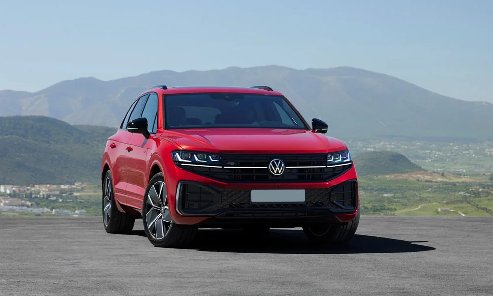 Фото Volkswagen Touareg (2024) — вид спереди, фото 7. Передок в красном исполнении — крупная светотехника и выразительный бампер Volkswagen Touareg (2024) — вид спереди, фото 7