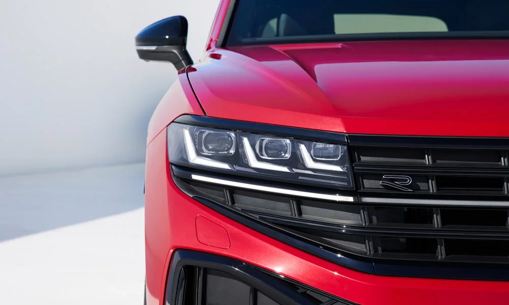 Фото Volkswagen Touareg (2024) — вид спереди, фото 12. Анфас: пропорции капота, посадка кузова и графика ходовых огней. Дневные ходовые огни включаются автоматически с запуском Volkswagen Touareg (2024) — вид спереди, фото 12