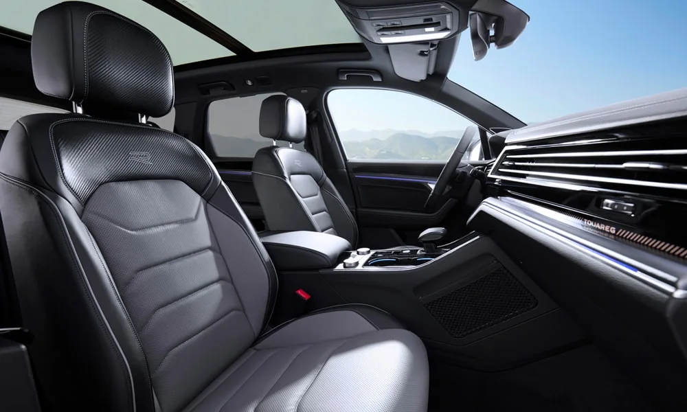 Фото Volkswagen Touareg (2024) — передние сиденья. Профиль кресел: боковая поддержка и подголовники Volkswagen Touareg (2024) — передние сиденья