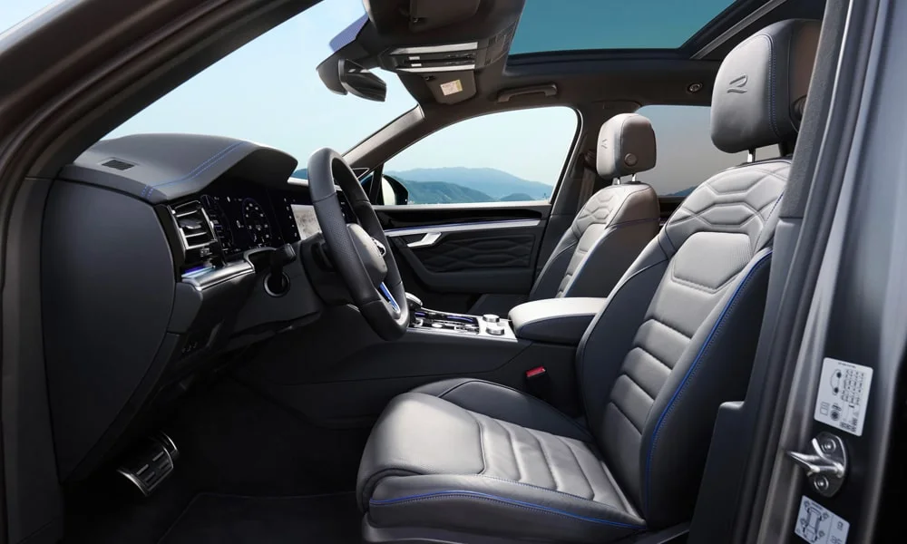 Фото Volkswagen Touareg (2024) — интерьер. Общий план салона: архитектура панели, консоль и кресла. Уровень отделки читается по стыкам панелей и мягким поверхностям в зонах касания Volkswagen Touareg (2024) — интерьер