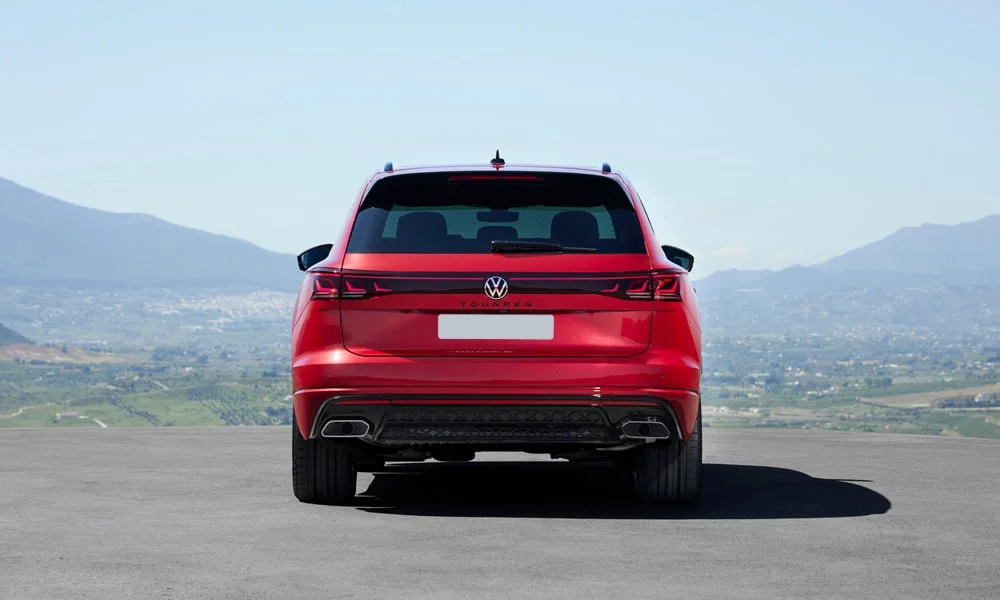 Фото Volkswagen Touareg (2024) — вид сзади, фото 6. Красный кузов сзади — фонари и бампер определяют ночной образ модели Volkswagen Touareg (2024) — вид сзади, фото 6