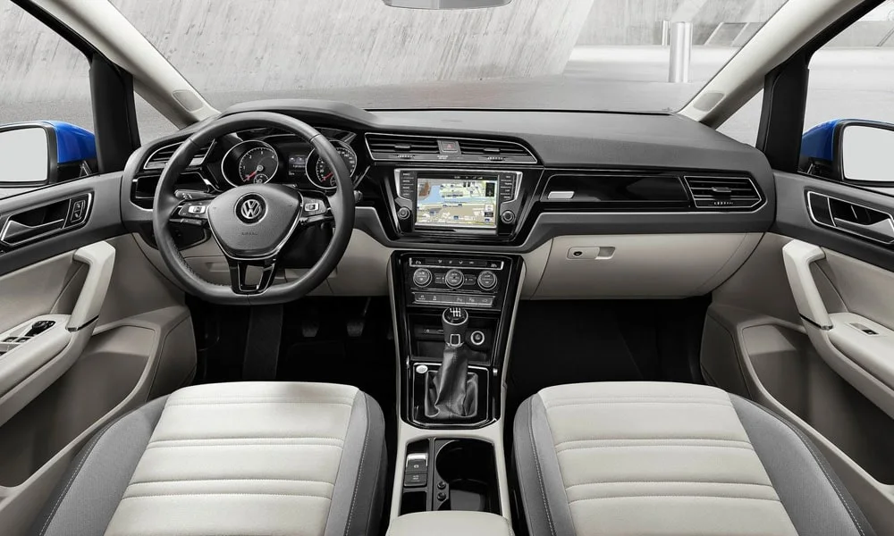 Фото Volkswagen Touran — передняя панель, фото 2. Компоновка экранов, дефлекторов и консоли. Мягкие материалы верхнего яруса и вставки задают уровень интерьера Volkswagen Touran — передняя панель, фото 2
