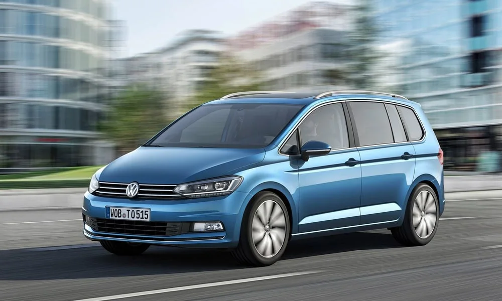 Фото Volkswagen Touran — вид спереди, фото 5. Анфас: пропорции капота, посадка кузова и графика ходовых огней. Рисунок ходовых огней — подпись модели, по нему её узнают в потоке Volkswagen Touran — вид спереди, фото 5
