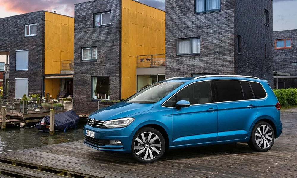 Фото Volkswagen Touran — вид спереди, фото 6. Передок в синем исполнении — крупная светотехника и выразительный бампер Volkswagen Touran — вид спереди, фото 6