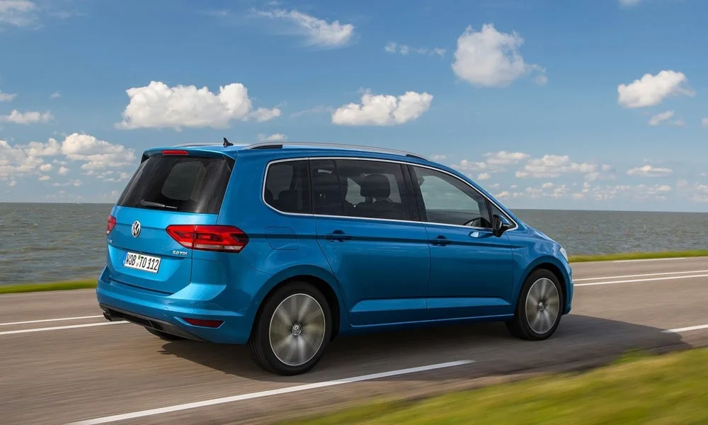Volkswagen Touran — вид сзади, фото 2