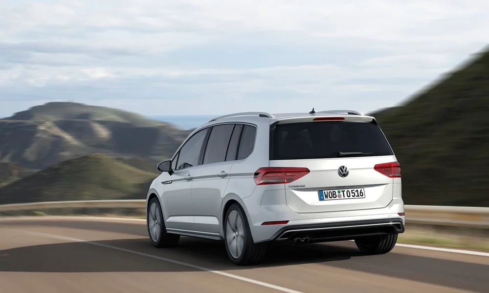 Фото Volkswagen Touran — вид сзади, фото 4. Графика фонарей, бампер и оформление пятой двери Volkswagen Touran — вид сзади, фото 4