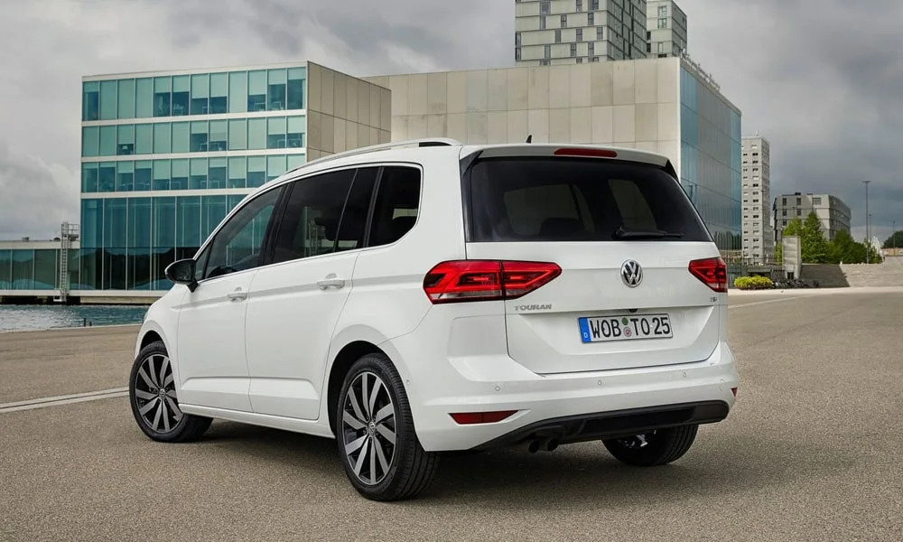 Фото Volkswagen Touran — вид сзади, фото 6. Белый кузов сзади — фонари и бампер определяют ночной образ модели. Насадки выхлопа или их имитация внизу бампера различают версии Volkswagen Touran — вид сзади, фото 6