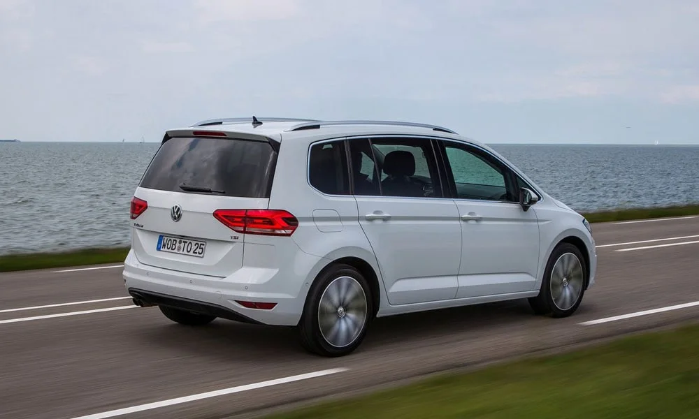 Фото Volkswagen Touran — вид сзади, фото 7. Линия крыши, стойки и задняя дверь в белом исполнении Volkswagen Touran — вид сзади, фото 7