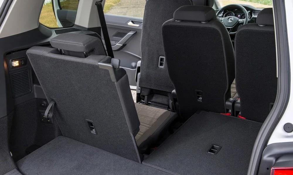 Фото Volkswagen Touran — задние сиденья, фото 3. Посадка второго ряда: подголовники и подлокотник Volkswagen Touran — задние сиденья, фото 3