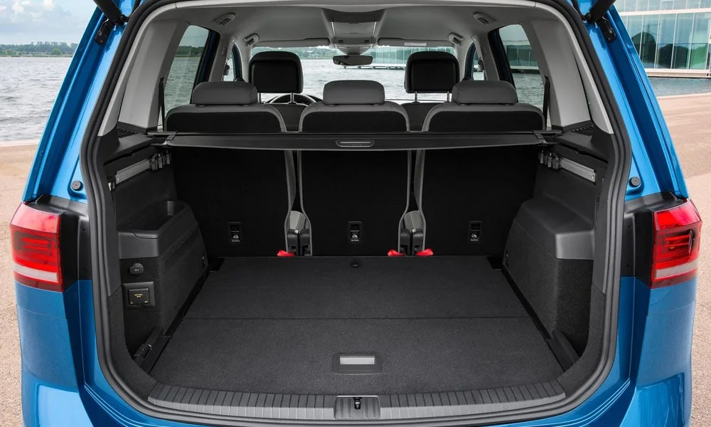 Фото Volkswagen Touran — багажник. Грузовой отсек с открытой дверью: погрузочная высота и ширина проёма. Спинки второго ряда складываются и расширяют отсек под длинные грузы Volkswagen Touran — багажник