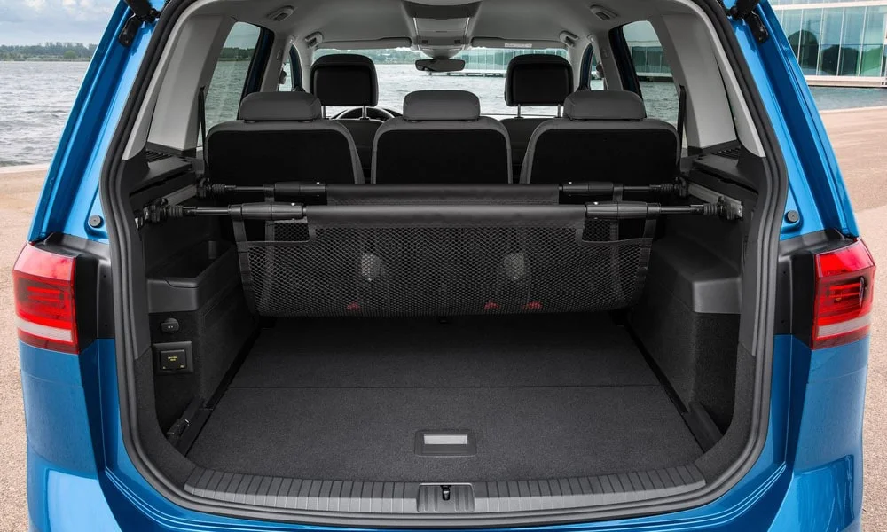Фото Volkswagen Touran — багажник, фото 2. Форма проёма, ровный пол и организация пространства Volkswagen Touran — багажник, фото 2