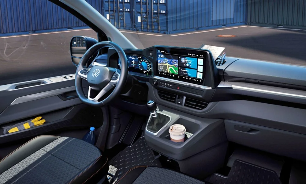 Фото Volkswagen Transporter (2024) — передняя панель. Компоновка экранов, дефлекторов и консоли. Мягкие материалы верхнего яруса и вставки задают уровень интерьера Volkswagen Transporter (2024) — передняя панель