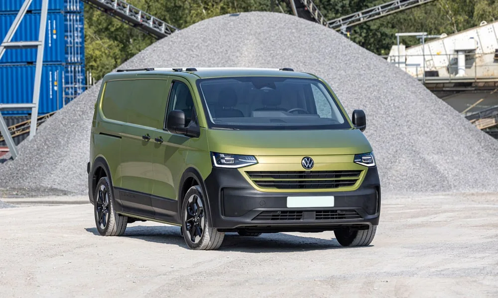 Фото Volkswagen Transporter (2024) — вид спереди, фото 3. Оптика, решётка и бампер — первое впечатление о модели. Рисунок ходовых огней — подпись модели, по нему её узнают в потоке Volkswagen Transporter (2024) — вид спереди, фото 3