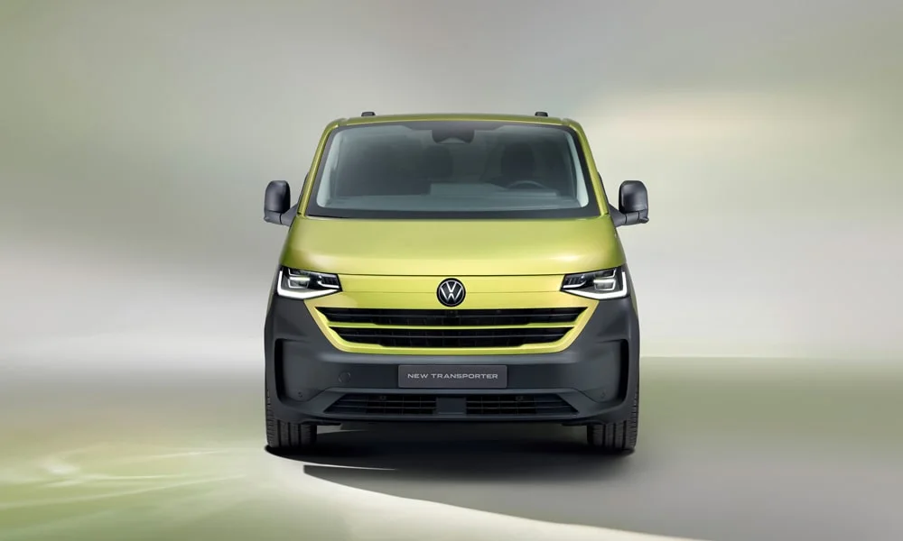 Фото Volkswagen Transporter (2024) — вид спереди, фото 6. Передок в жёлтом исполнении — крупная светотехника и выразительный бампер. Рисунок ходовых огней — подпись модели, по нему её узнают в потоке Volkswagen Transporter (2024) — вид спереди, фото 6