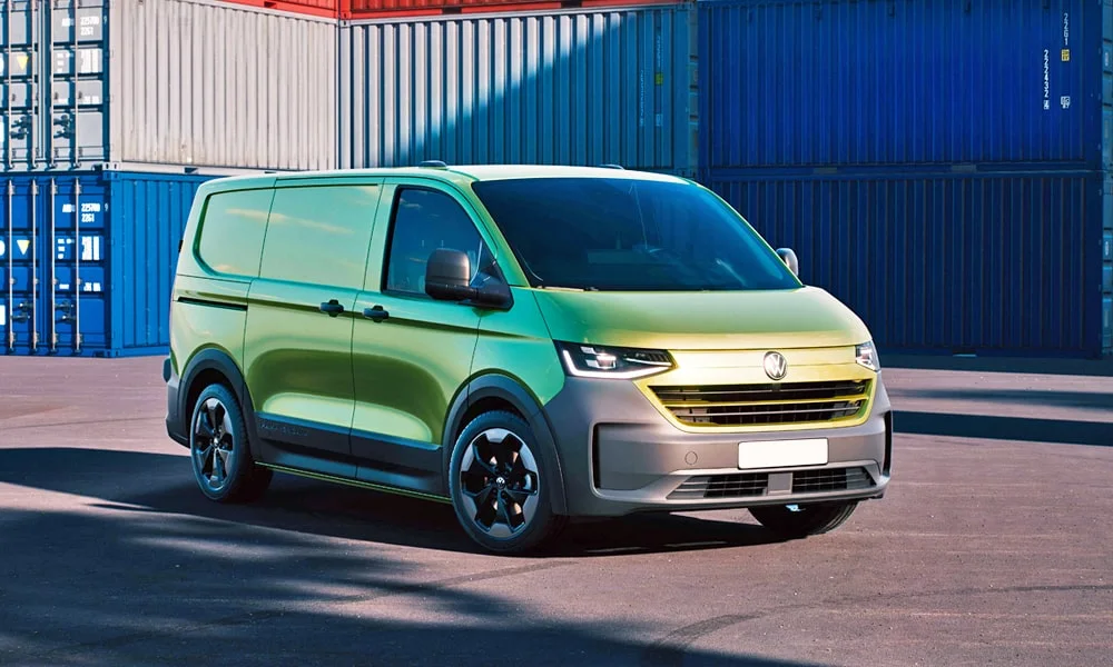 Фото Volkswagen Transporter (2024) — вид спереди, фото 8. Кузов в зелёном цвете: рисунок оптики и решётки задаёт узнаваемое «лицо» модели Volkswagen Transporter (2024) — вид спереди, фото 8