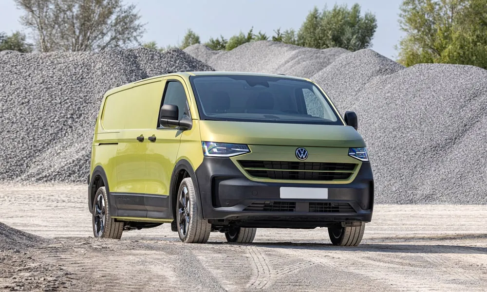 Фото Volkswagen Transporter (2024) — вид спереди, фото 9. Анфас: пропорции капота, посадка кузова и графика ходовых огней. Дневные ходовые огни включаются автоматически с запуском Volkswagen Transporter (2024) — вид спереди, фото 9