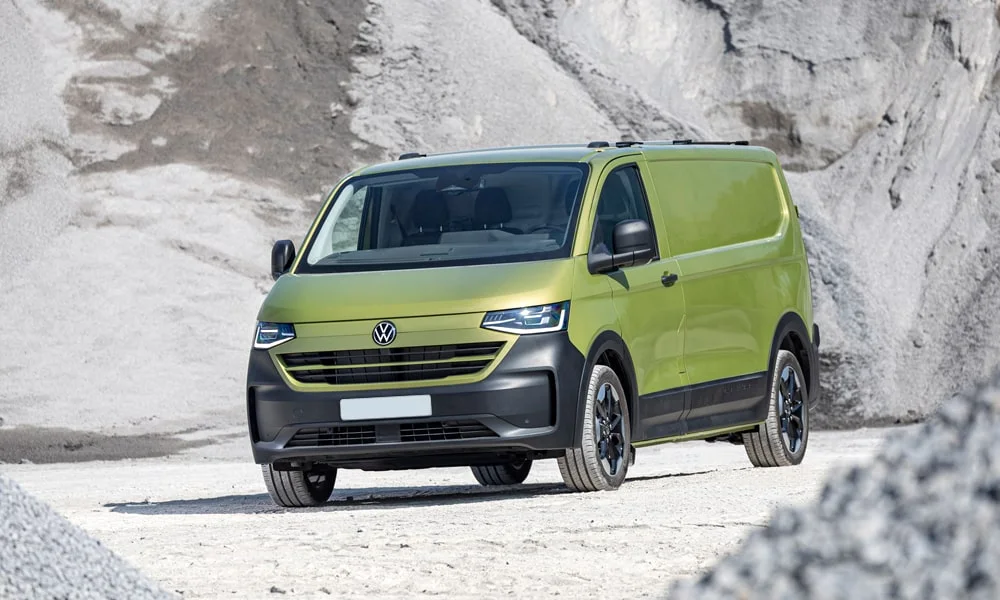 Фото Volkswagen Transporter (2024) — вид спереди, фото 10. Зелёный кузов, строгая симметрия оптики — базовый ракурс знакомства с дизайном. Дневные ходовые огни включаются автоматически с запуском Volkswagen Transporter (2024) — вид спереди, фото 10