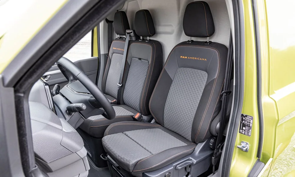 Фото Volkswagen Transporter (2024) — передние сиденья. Профиль кресел: боковая поддержка и подголовники Volkswagen Transporter (2024) — передние сиденья