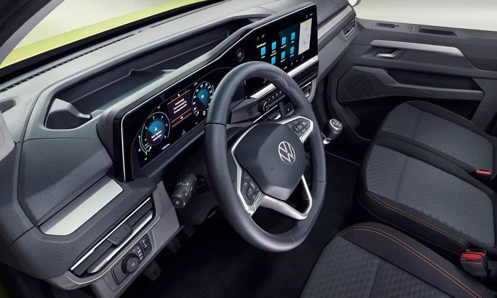 Фото Volkswagen Transporter (2024) — приборная панель. Скорость, запас хода и подсказки ассистентов перед глазами. Запас хода и расход выводятся крупно — главные цифры ежедневных поездок Volkswagen Transporter (2024) — приборная панель