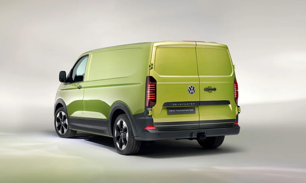 Фото Volkswagen Transporter (2024) — вид сзади, фото 3. Графика фонарей, бампер и оформление пятой двери. Светодиодная полоса или раздельные секции — задняя оптика стала главным украшением кормы Volkswagen Transporter (2024) — вид сзади, фото 3