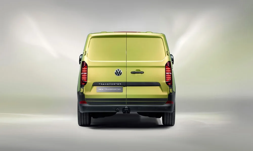 Фото Volkswagen Transporter (2024) — вид сзади, фото 4. Зелёный кузов сзади — фонари и бампер определяют ночной образ модели. Светодиодная полоса или раздельные секции — задняя оптика стала главным украшением кормы Volkswagen Transporter (2024) — вид сзади, фото 4