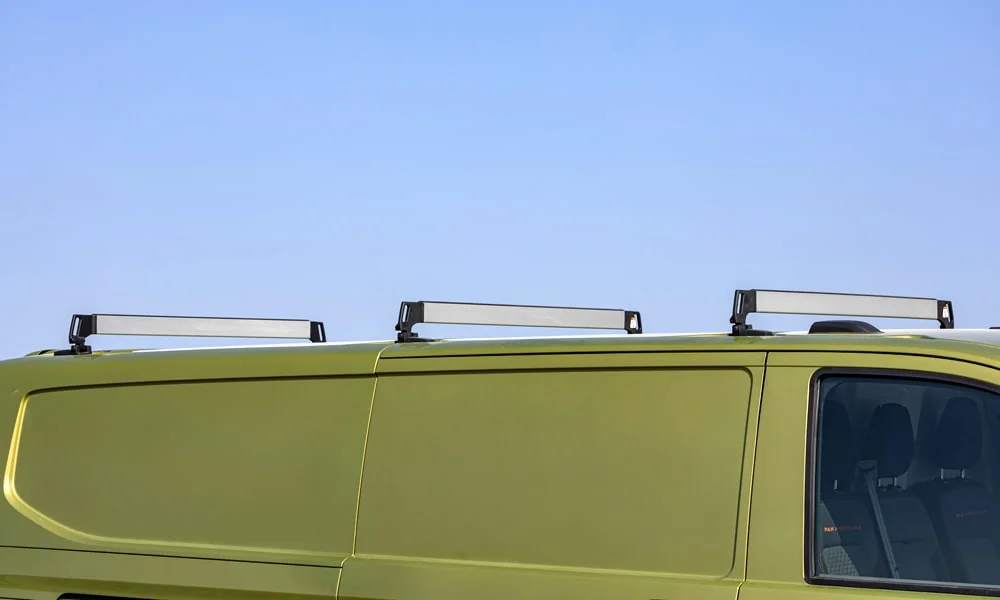 Фото Volkswagen Transporter (2024) — крыша. Линия крыши и панорамное остекление с высоты Volkswagen Transporter (2024) — крыша