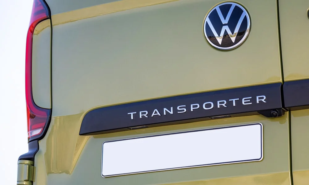 Фото Volkswagen Transporter (2024) — багажник. Форма проёма, ровный пол и организация пространства. Спинки второго ряда складываются и расширяют отсек под длинные грузы Volkswagen Transporter (2024) — багажник