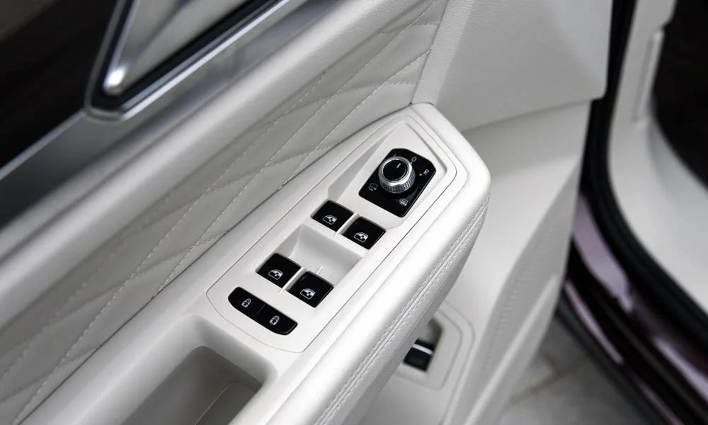 Фото Volkswagen Viloran (2024) — кнопки управления. Блок клавиш управления крупным планом. Физические клавиши быстрее сенсорных меню — важно в движении Volkswagen Viloran (2024) — кнопки управления
