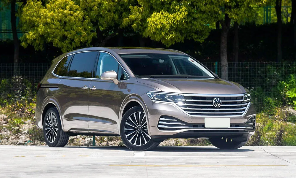 Фото Volkswagen Viloran (2024) — вид спереди, фото 4. Кузов в коричневом цвете: рисунок оптики и решётки задаёт узнаваемое «лицо» модели. Рисунок ходовых огней — подпись модели, по нему её узнают в потоке Volkswagen Viloran (2024) — вид спереди, фото 4