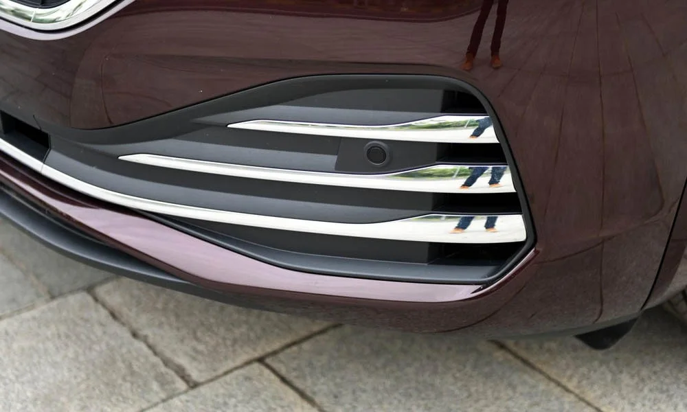Фото Volkswagen Viloran (2024) — решётка радиатора, фото 2. Фирменный рисунок облицовки — визитная карточка марки. За решёткой у многих комплектаций стоит радар адаптивного круиз-контроля Volkswagen Viloran (2024) — решётка радиатора, фото 2