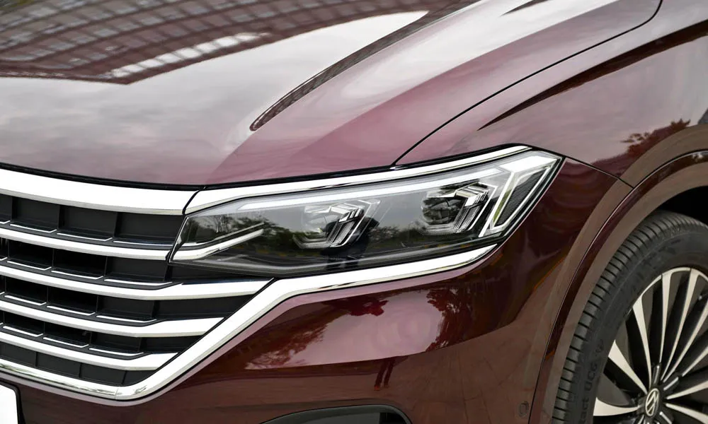 Фото Volkswagen Viloran (2024) — передняя оптика. Линзы и секции ходовых огней крупным планом Volkswagen Viloran (2024) — передняя оптика