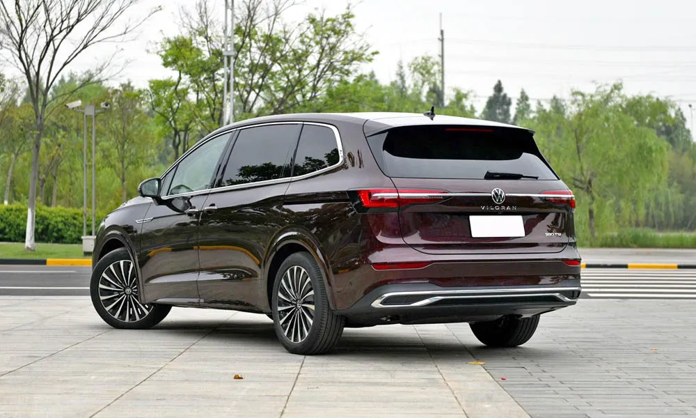 Фото Volkswagen Viloran (2024) — вид сзади, фото 3. Линия крыши, стойки и задняя дверь в коричневом исполнении. Насадки выхлопа или их имитация внизу бампера различают версии Volkswagen Viloran (2024) — вид сзади, фото 3