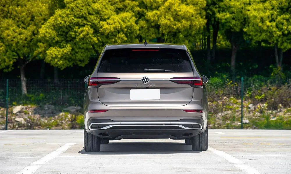 Фото Volkswagen Viloran (2024) — вид сзади, фото 6. Корма в коричневом цвете: графика фонарей и пластика пятой двери. Насадки выхлопа или их имитация внизу бампера различают версии Volkswagen Viloran (2024) — вид сзади, фото 6