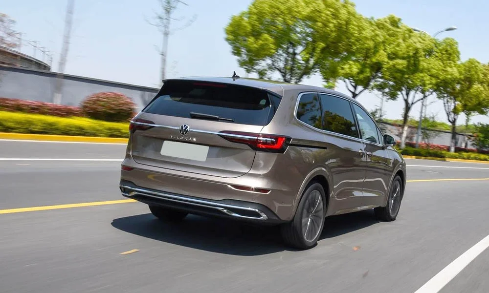 Фото Volkswagen Viloran (2024) — вид сзади, фото 7. Графика фонарей, бампер и оформление пятой двери Volkswagen Viloran (2024) — вид сзади, фото 7