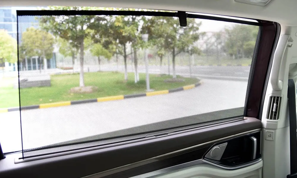Фото Volkswagen Viloran (2024) — крыша. Линия крыши и панорамное остекление с высоты. Рейлинги рассчитаны на поперечины для бокса или велокреплений Volkswagen Viloran (2024) — крыша