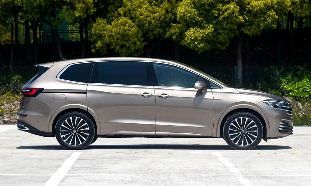 Фото Volkswagen Viloran (2024) — вид сбоку, фото 3. Профиль кузова: колёсная база, свесы и линия остекления. Хромированные или чёрные молдинги окон отличают комплектации Volkswagen Viloran (2024) — вид сбоку, фото 3