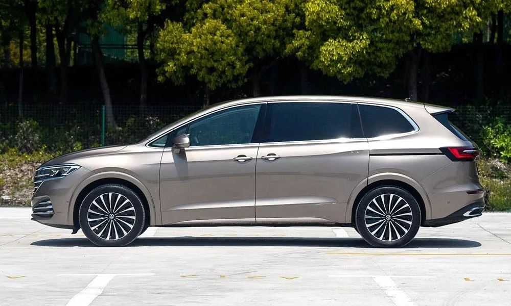 Фото Volkswagen Viloran (2024) — вид сбоку, фото 4. Профиль кузова: колёсная база, свесы и линия остекления Volkswagen Viloran (2024) — вид сбоку, фото 4