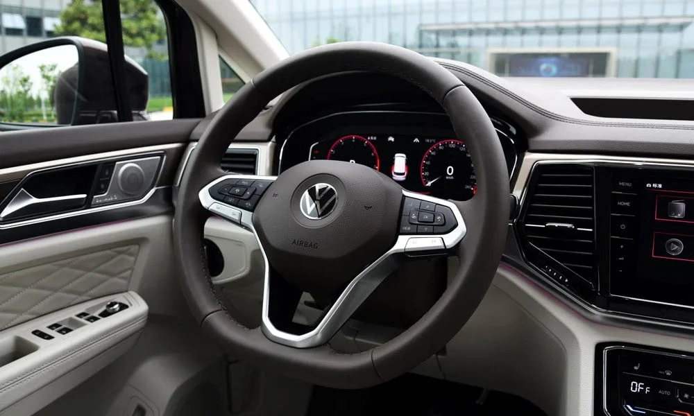 Фото Volkswagen Viloran (2024) — руль. Обшивка обода и компоновка спиц крупным планом Volkswagen Viloran (2024) — руль