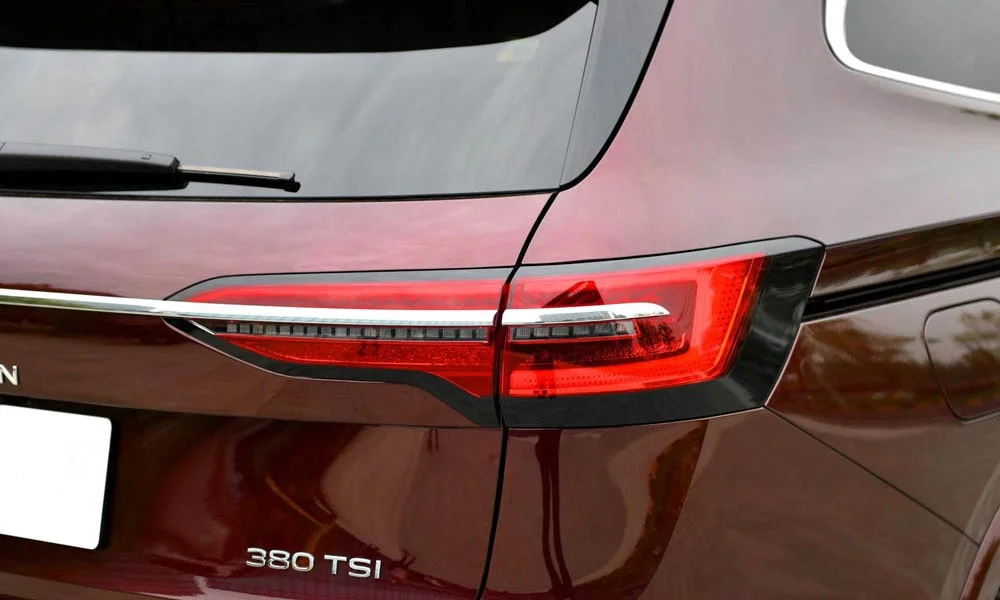 Фото Volkswagen Viloran (2024) — задние фонари. Рассеиватель фонаря вблизи: компоновка секций габарита, стопа и поворотника Volkswagen Viloran (2024) — задние фонари