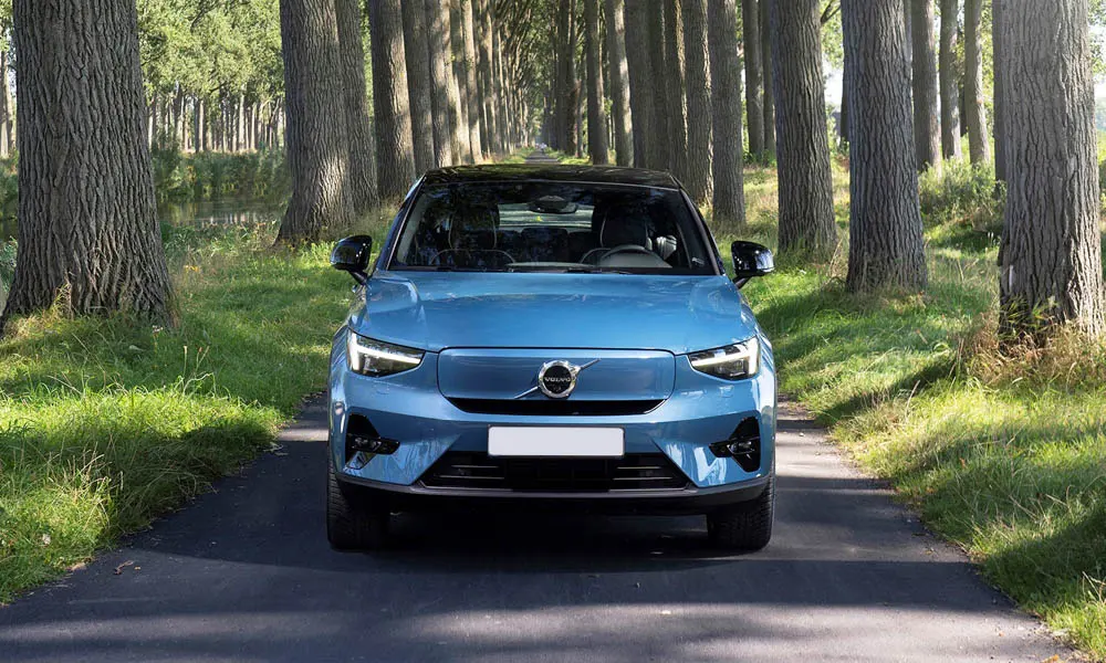 Volvo C40 Recharge (2024) — вид спереди, фото 2