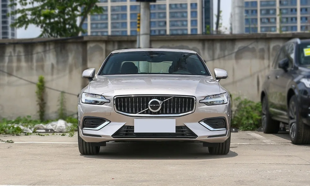 Volvo S60 (2024) — вид спереди, фото 2
