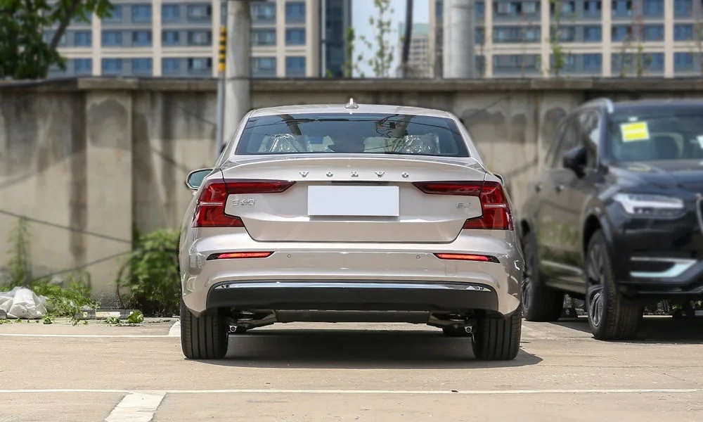 Volvo S60 (2024) — вид сзади, фото 2