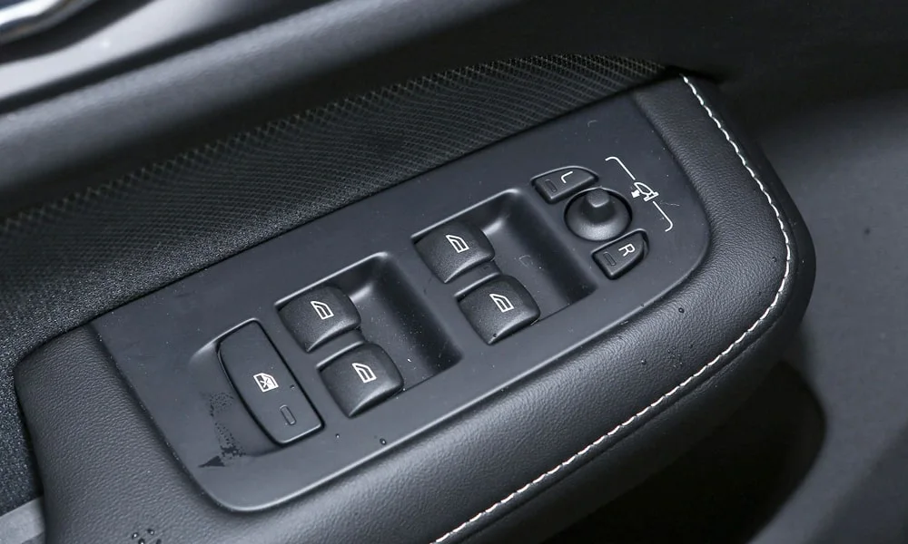 Фото Volvo V60 Cross Country (2024) — кнопки управления. Блок клавиш управления крупным планом Volvo V60 Cross Country (2024) — кнопки управления