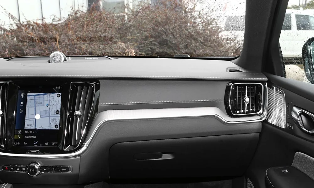 Фото Volvo V60 Cross Country (2024) — передняя панель. Компоновка экранов, дефлекторов и консоли Volvo V60 Cross Country (2024) — передняя панель