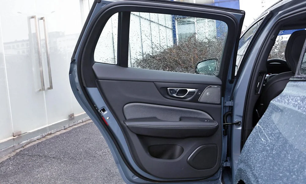 Фото Volvo V60 Cross Country (2024) — дверная карта, фото 3. Внутренняя панель двери: сочетание материалов и компоновка управления в тёмно-синей гамме. Мягкая вставка в зоне локтя — то, что чувствуешь каждый день Volvo V60 Cross Country (2024) — дверная карта, фото 3