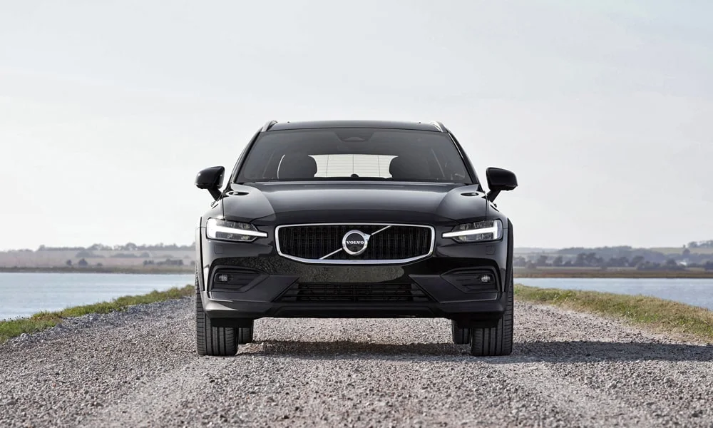 Фото Volvo V60 Cross Country (2024) — вид спереди, фото 3. Оптика, решётка и бампер — первое впечатление о модели. Дневные ходовые огни включаются автоматически с запуском Volvo V60 Cross Country (2024) — вид спереди, фото 3