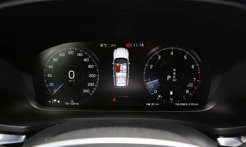 Фото Volvo V60 Cross Country (2024) — приборная панель. Экран приборов за рулём — вся ходовая информация перед глазами. Компоновка приборов настраивается в меню у большинства версий Volvo V60 Cross Country (2024) — приборная панель