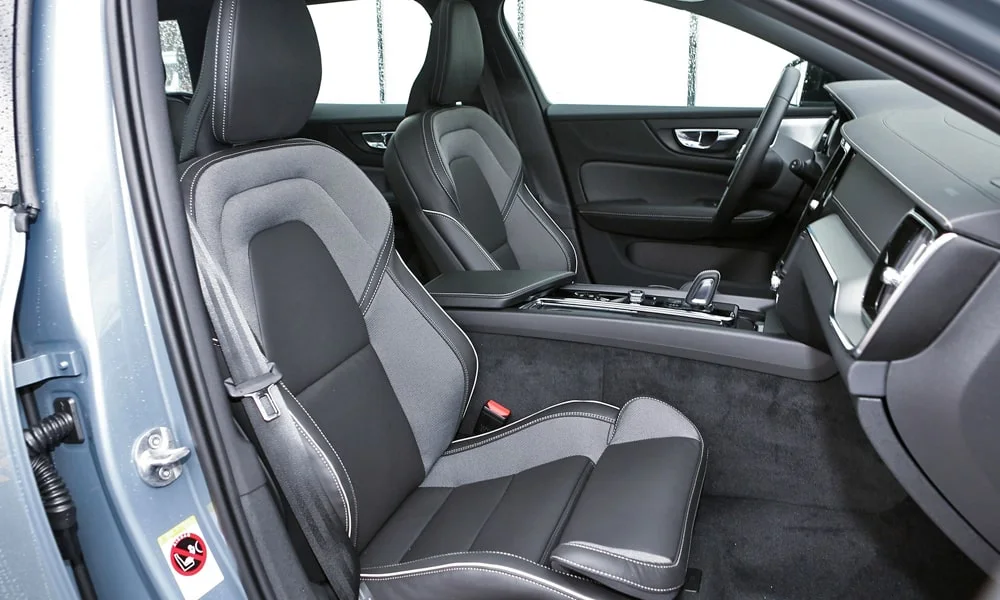 Фото Volvo V60 Cross Country (2024) — интерьер, фото 2. Общий план салона: архитектура панели, консоль и кресла Volvo V60 Cross Country (2024) — интерьер, фото 2